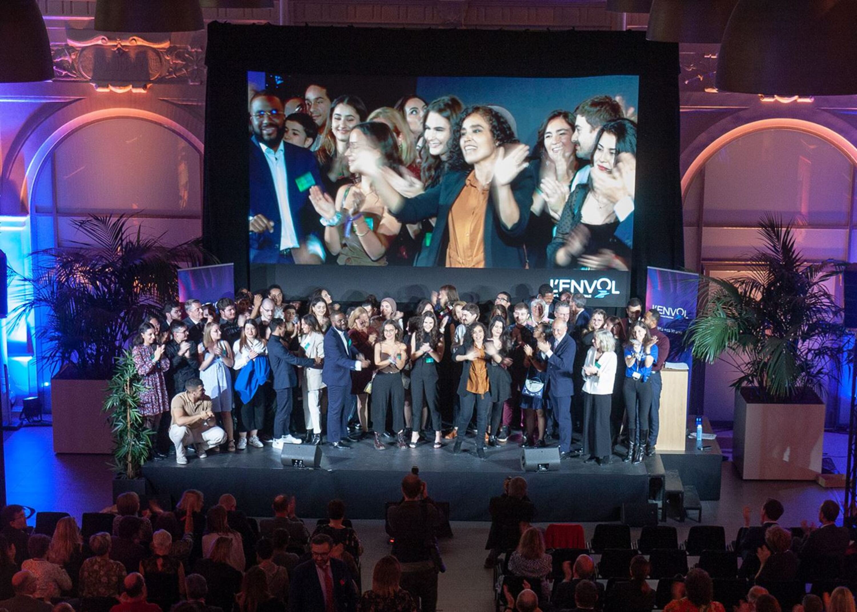 Un groupe d'élèves de L'Envol célèbre les 10 ans de l'association au siège de La Banque Postale
