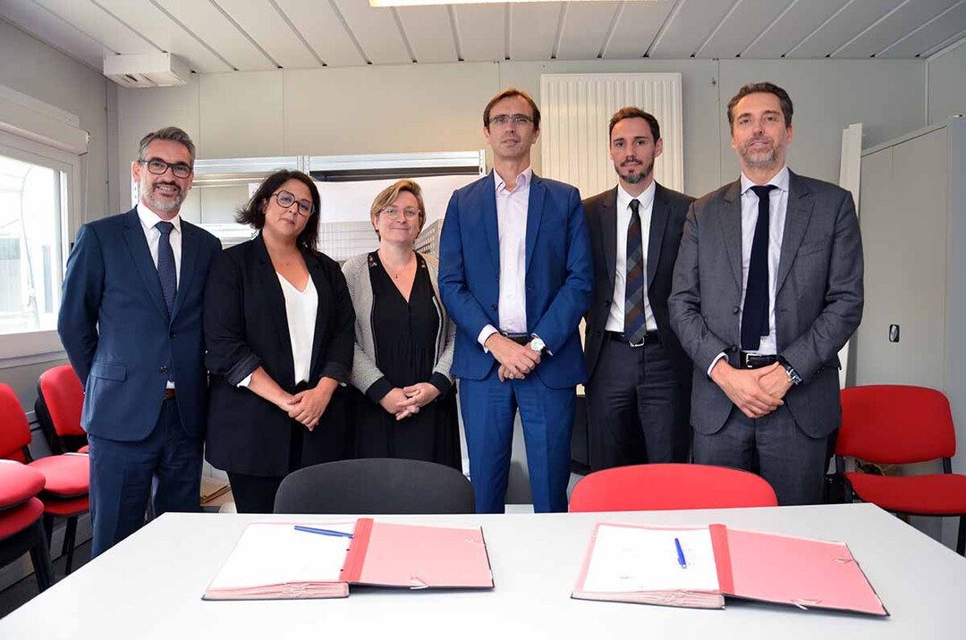 Signature du contrat pour le financement du nouvel hôpital de Saclay.