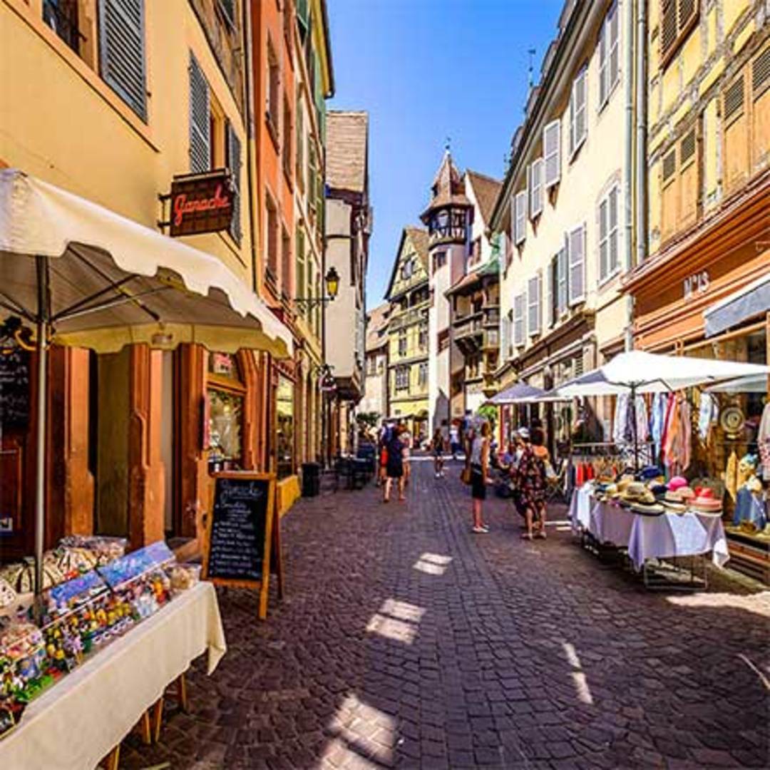 Illustration d'un centre-ville et de ses commerces.