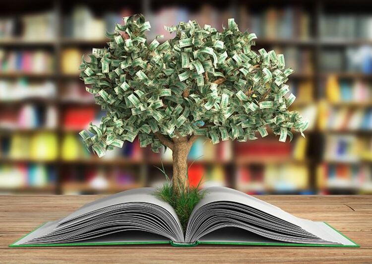 Un arbre qui pousse au milieu d'un livre ouvert