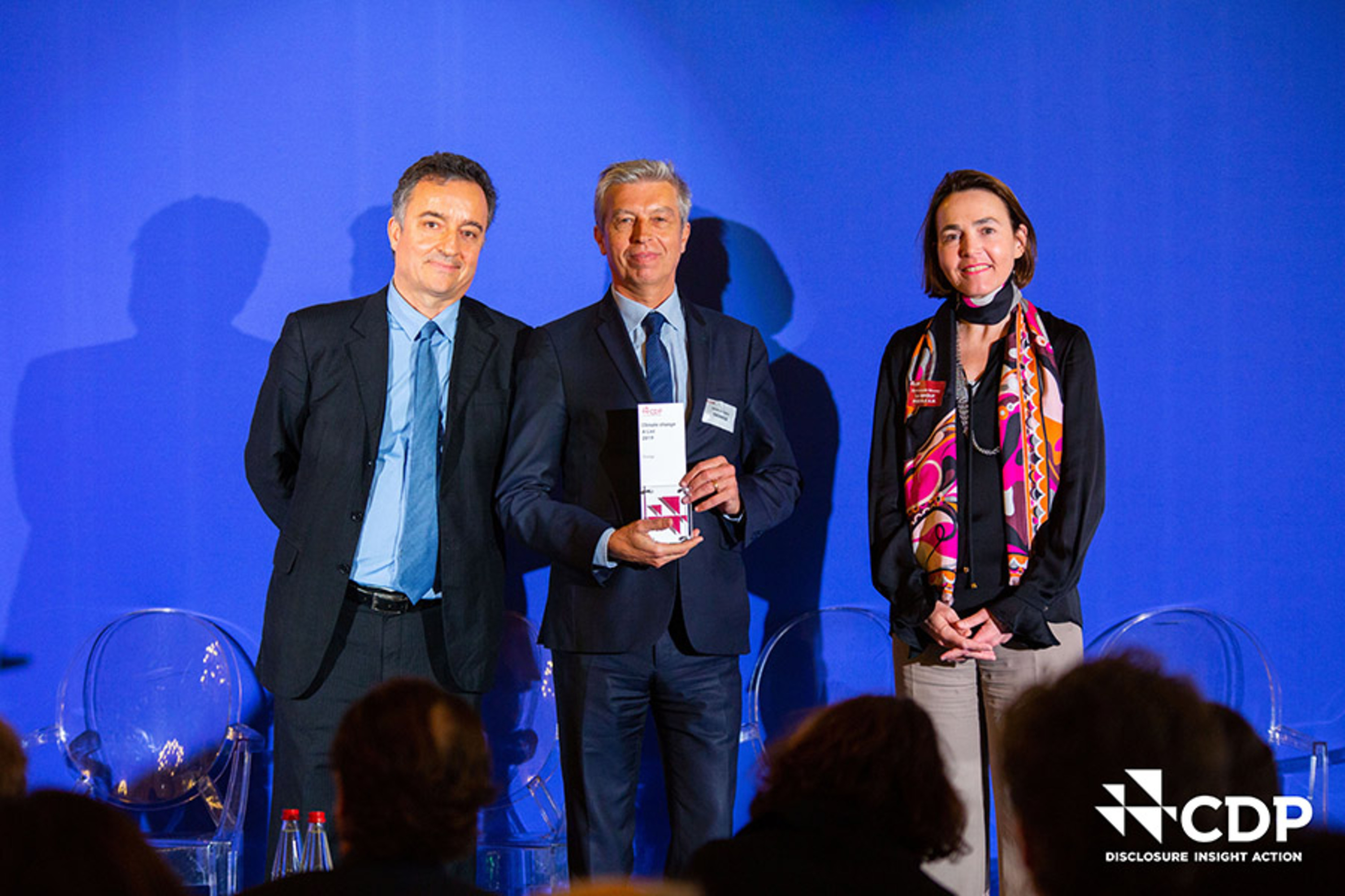 Emmanuelle Mourey sur scène lors de la remise des prix des CDP Europe Awards.