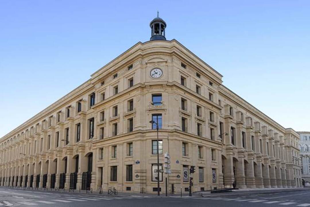 Illustration d'un bâtiment de Louvre Banque Privée